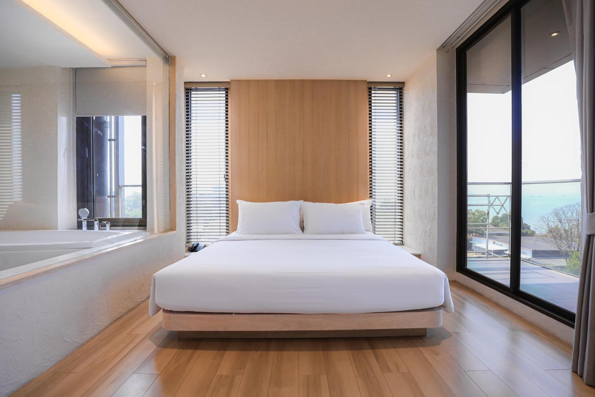 Balcony Seaside Sriracha Hotel & Serviced Apartments Si Racha Bagian luar foto