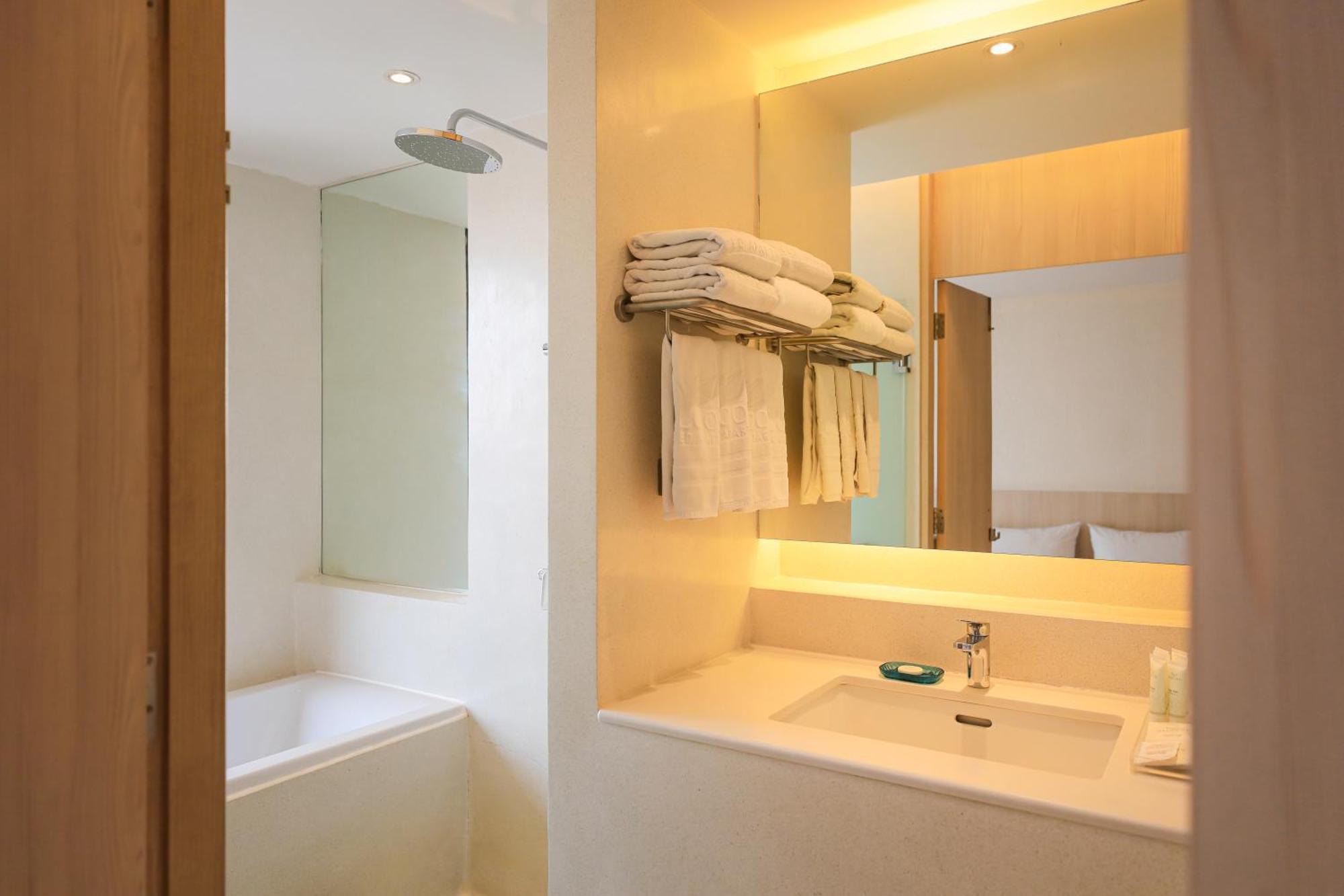 Balcony Seaside Sriracha Hotel & Serviced Apartments Si Racha Bagian luar foto