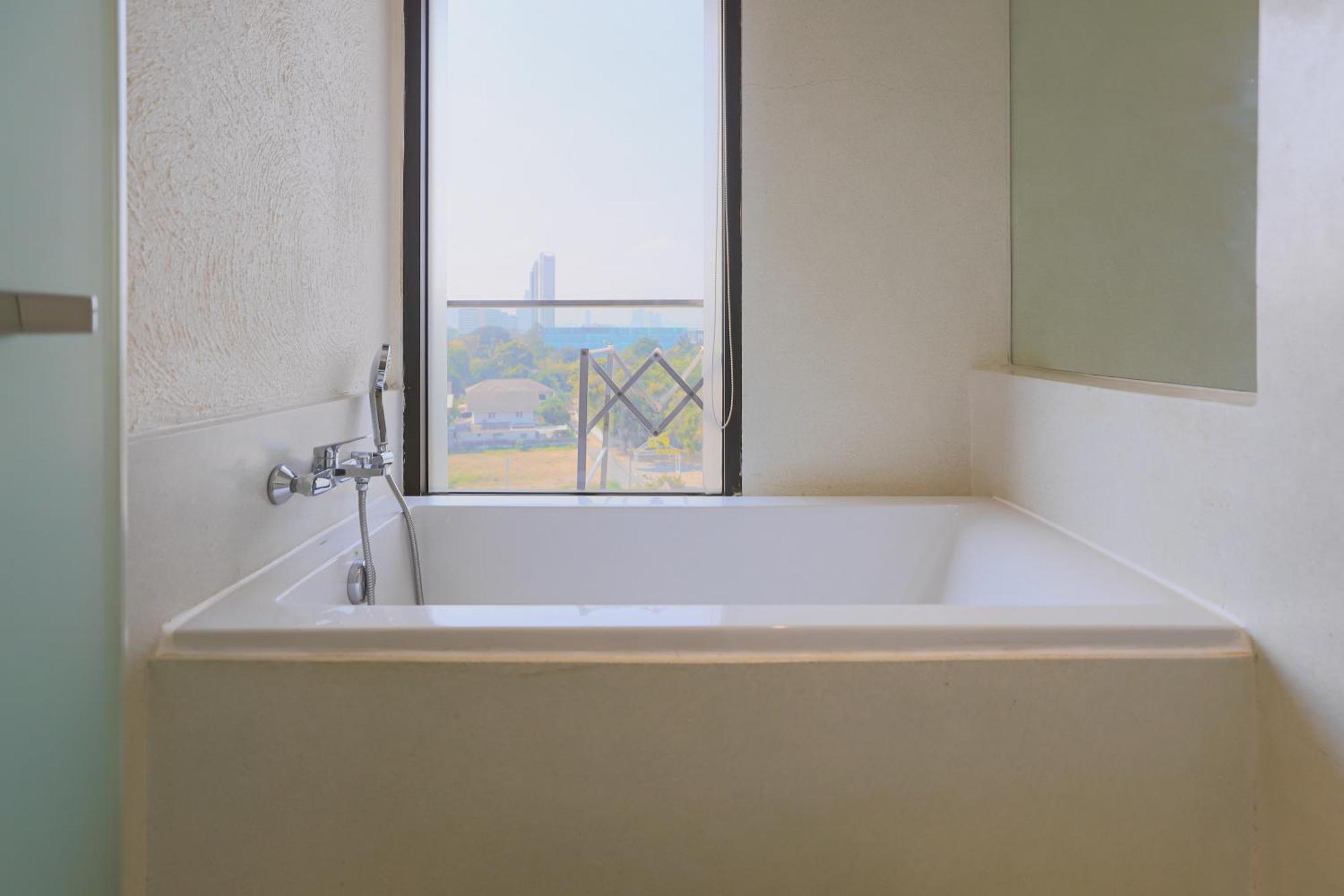 Balcony Seaside Sriracha Hotel & Serviced Apartments Si Racha Bagian luar foto