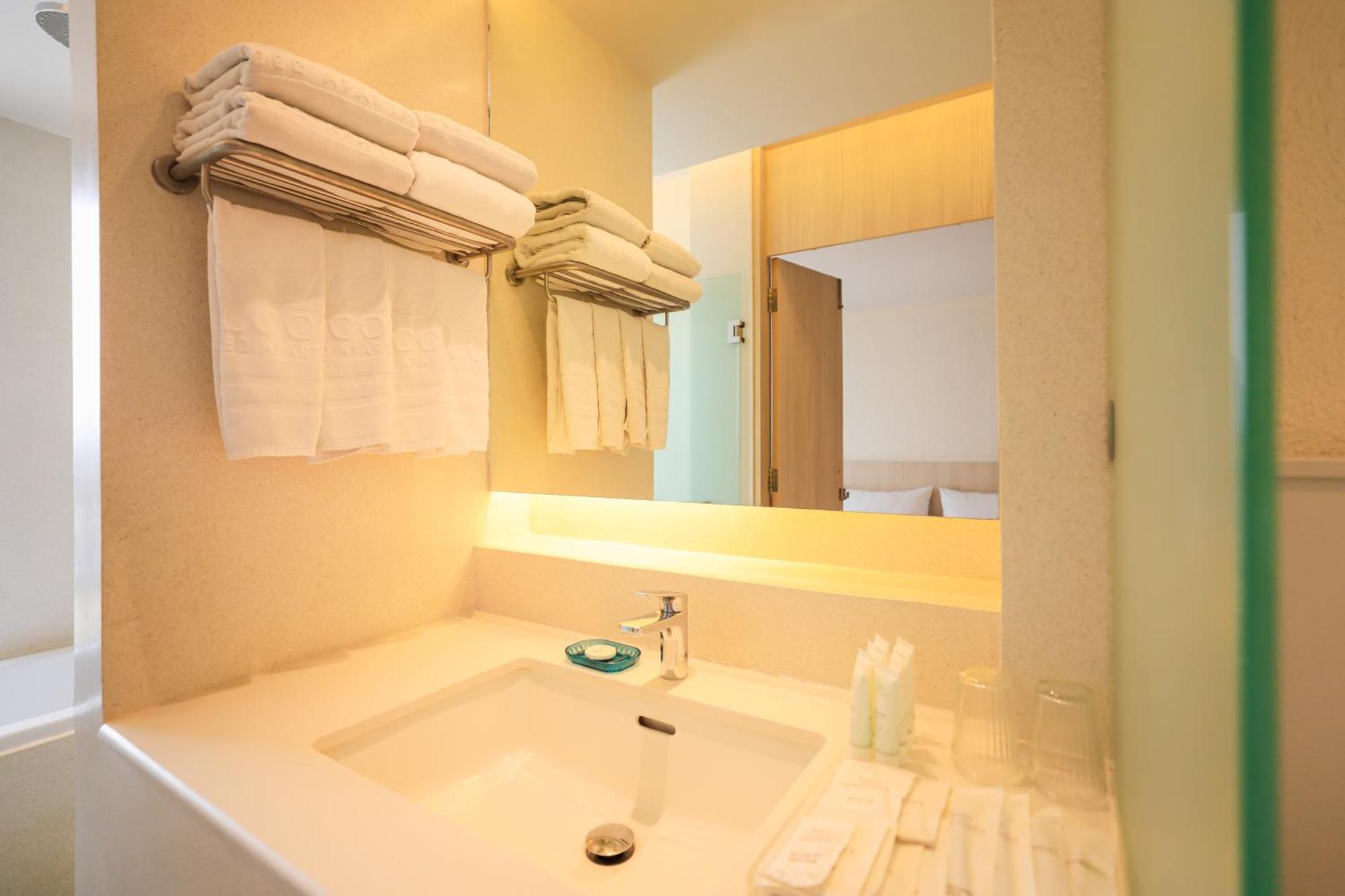 Balcony Seaside Sriracha Hotel & Serviced Apartments Si Racha Bagian luar foto